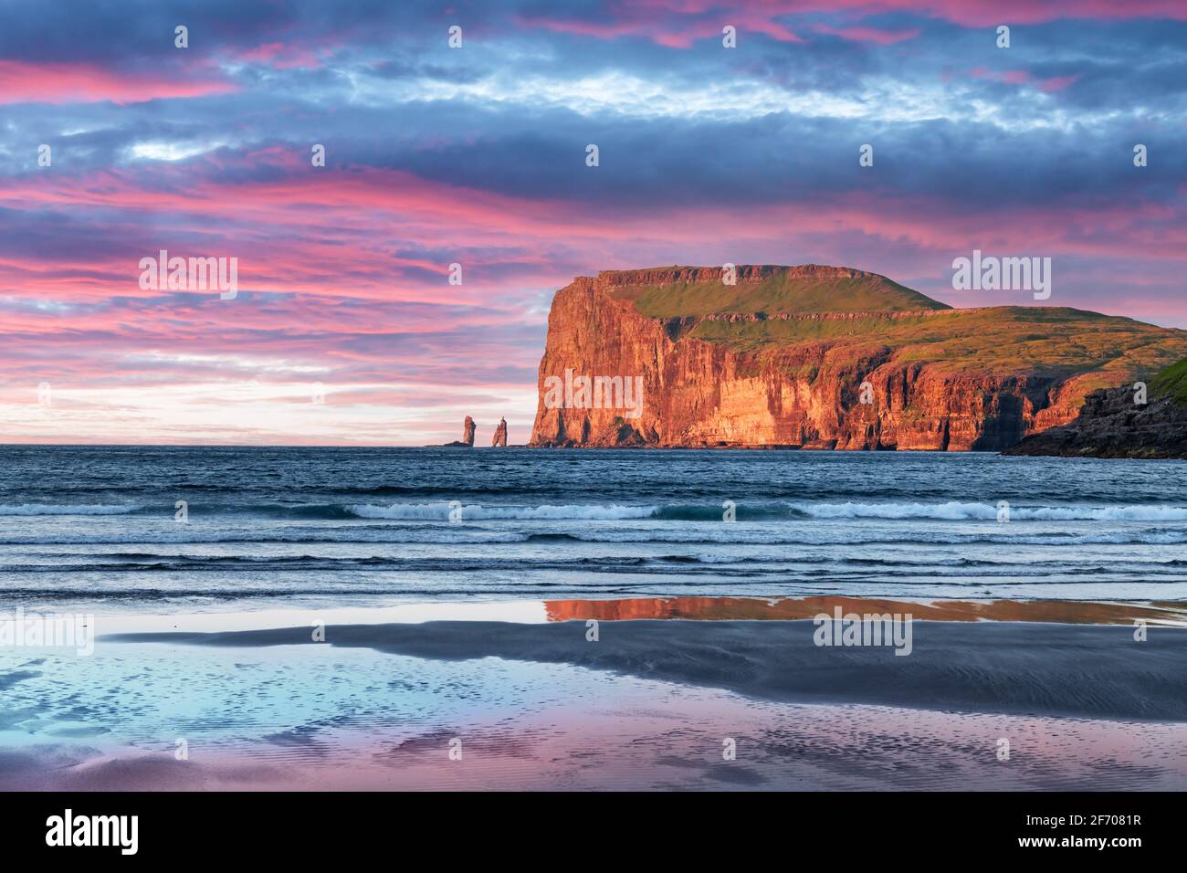 Incredibile tramonto in bassa marea sulla costa atlantica vicino al villaggio di Tjornuvik. Famose formazioni rocciose Risin e Kellingin Eidkollur sul backgroun Foto Stock