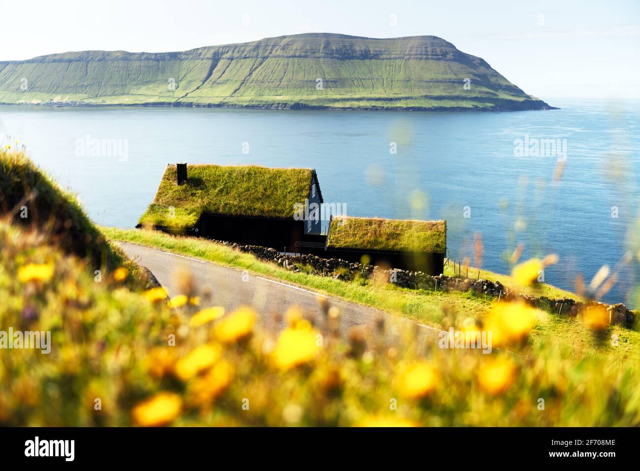 Vista di una casa con tetto in erba nel villaggio di Velbastadur sull'isola di Streymoy, sulle isole Faroe, Danimarca. Fotografia di paesaggio Foto Stock