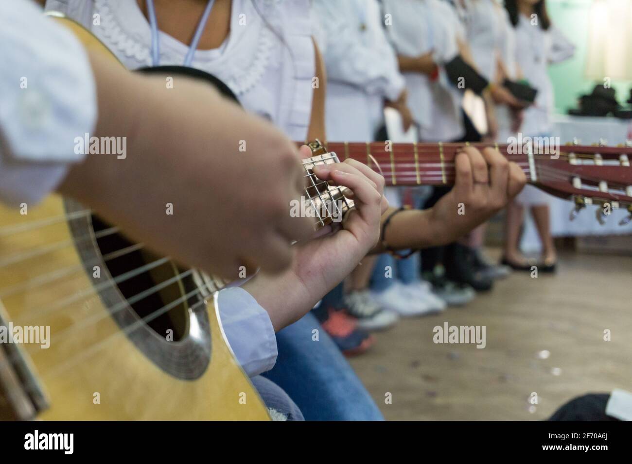 Due studenti che suonano chitarre acustiche in una celebrazione al scuola Foto Stock