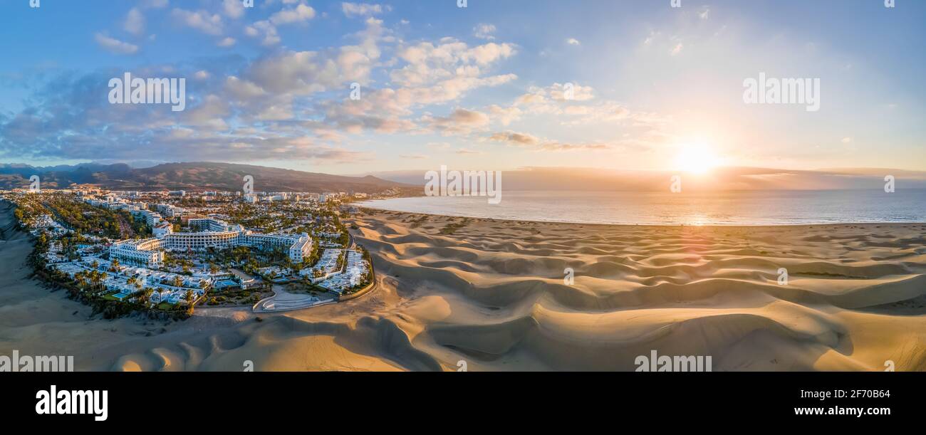 Paesaggio con la città di Maspalomas e dune di sabbia dorata all'alba, Gran Canaria, Isole Canarie, Spagna Foto Stock