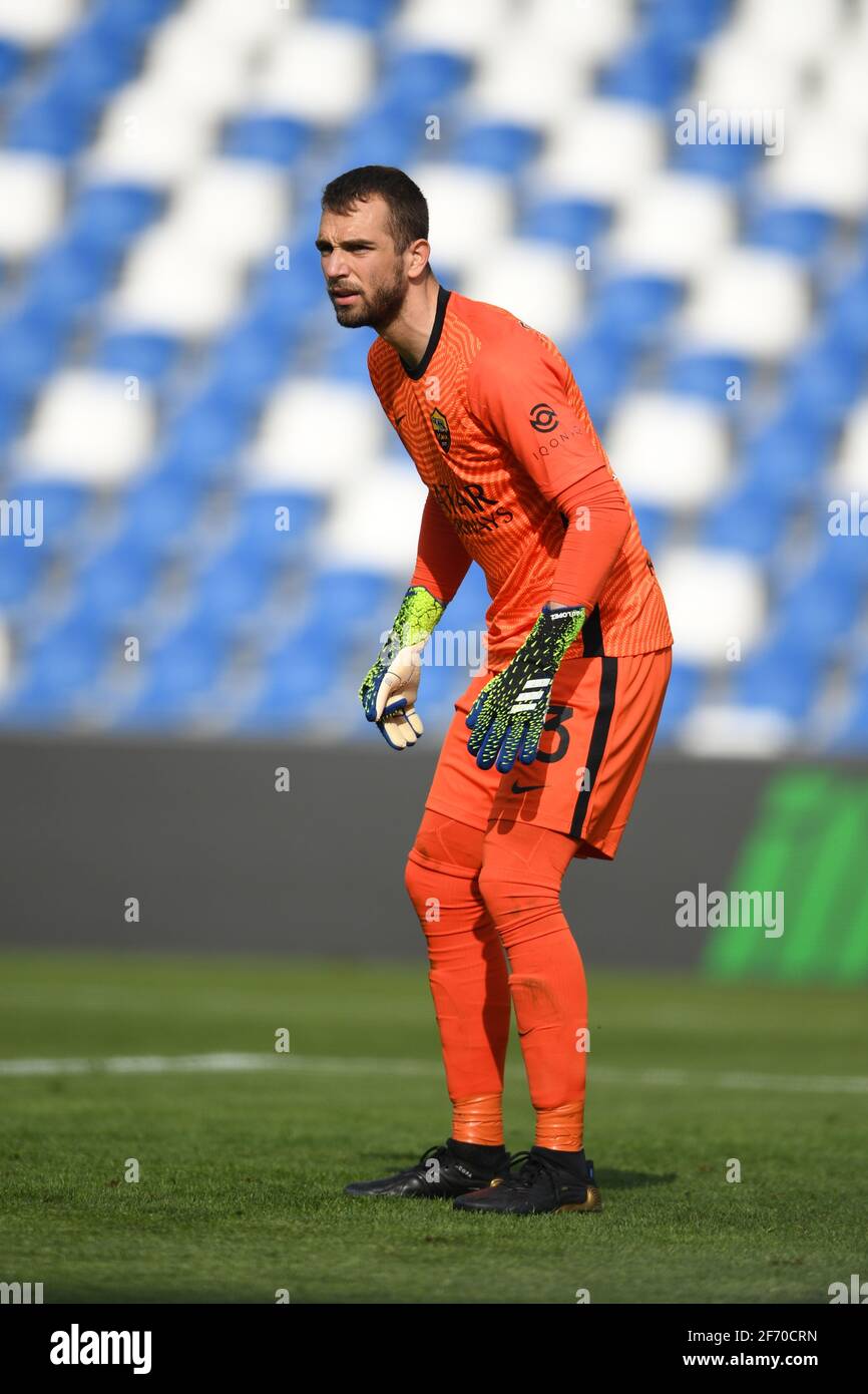 Pau Lopez Sabata (Roma) durante la partita italiana 'sarie A' tra Sassuolo 2-2 Roma allo stadio Mapei il 3 aprile 2021 a Reggio Emilia. Credit: Maurizio Borsari/AFLO/Alamy Live News Foto Stock