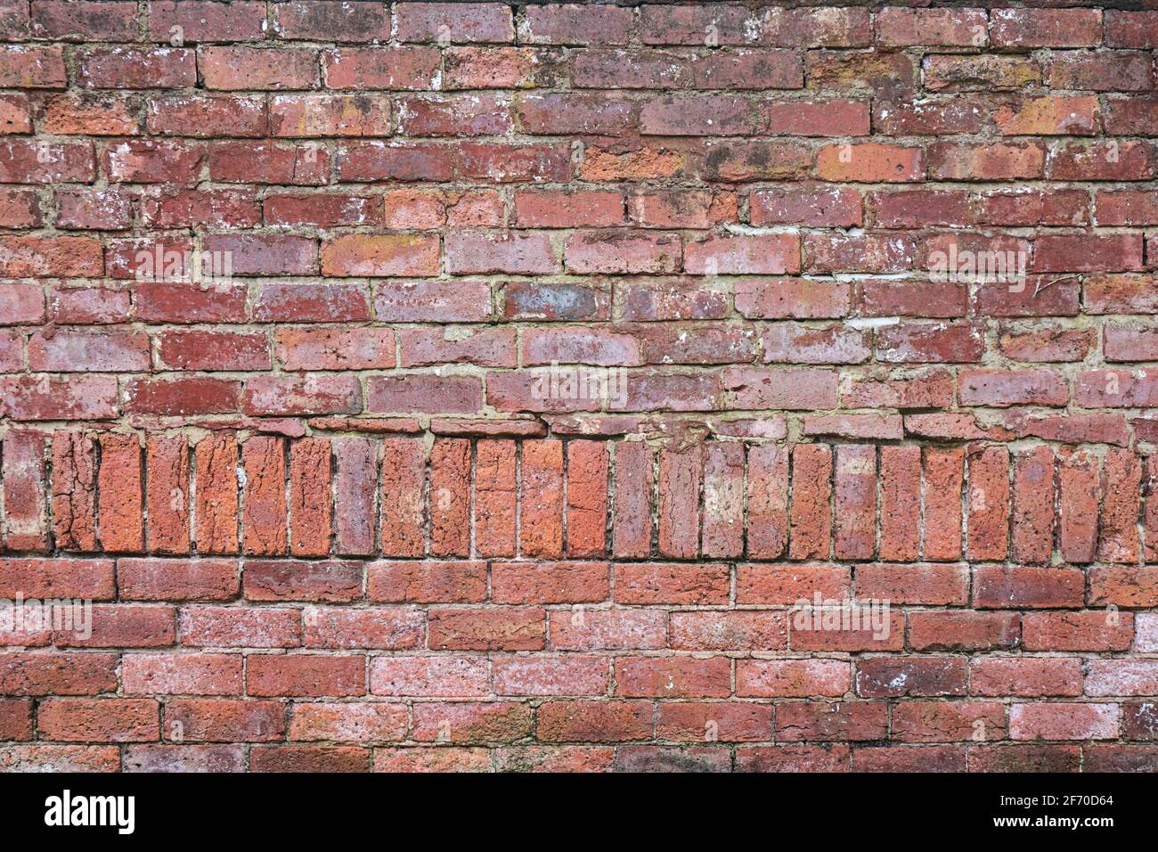 Vecchia parete fatta di mattoni rossi e marroni. Foto Stock