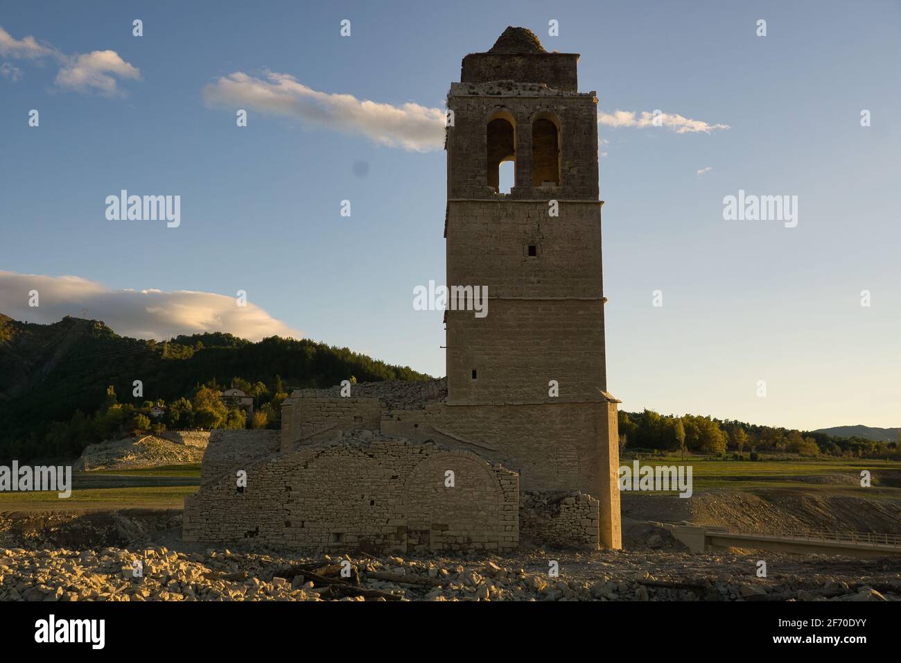 Chiesa abbandonata e sommersa nella città di Mediano, nei Pirenei aragonesi, che si trova a Huesca, Spagna. Vista Foto Stock