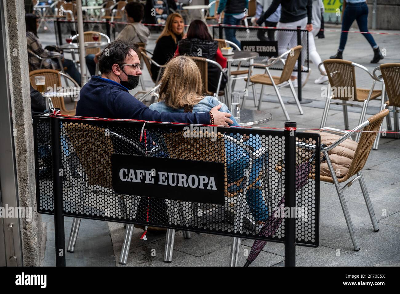 Madrid, Spagna. 03 Apr 2021. La gente siede in una terrazza di un caffè vicino a Piazza Sol nel centro di Madrid. La polizia locale sta controllando l'afflusso di persone come misura sanitaria per prevenire le infezioni da coronavirus durante le vacanze di Pasqua. Credit: Marcos del Mazo/Alamy Live News Foto Stock