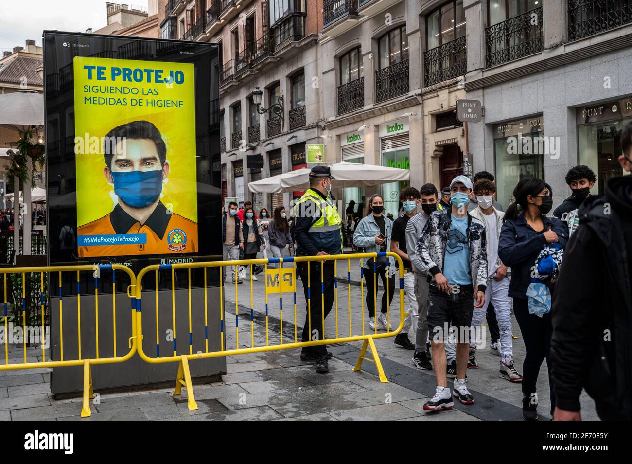 Madrid, Spagna. 03 Apr 2021. La polizia controlla l'afflusso di persone che entrano in Piazza Sol nel centro di Madrid come misura sanitaria per prevenire le infezioni da coronavirus durante le vacanze di Pasqua. Credit: Marcos del Mazo/Alamy Live News Foto Stock