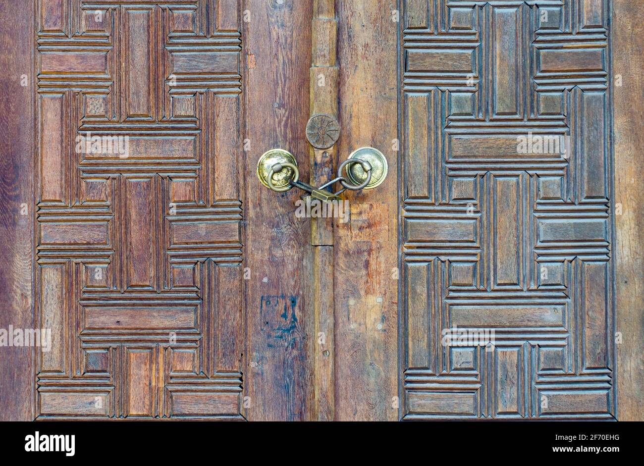 Vecchia porta di legno con bei motivi Foto Stock