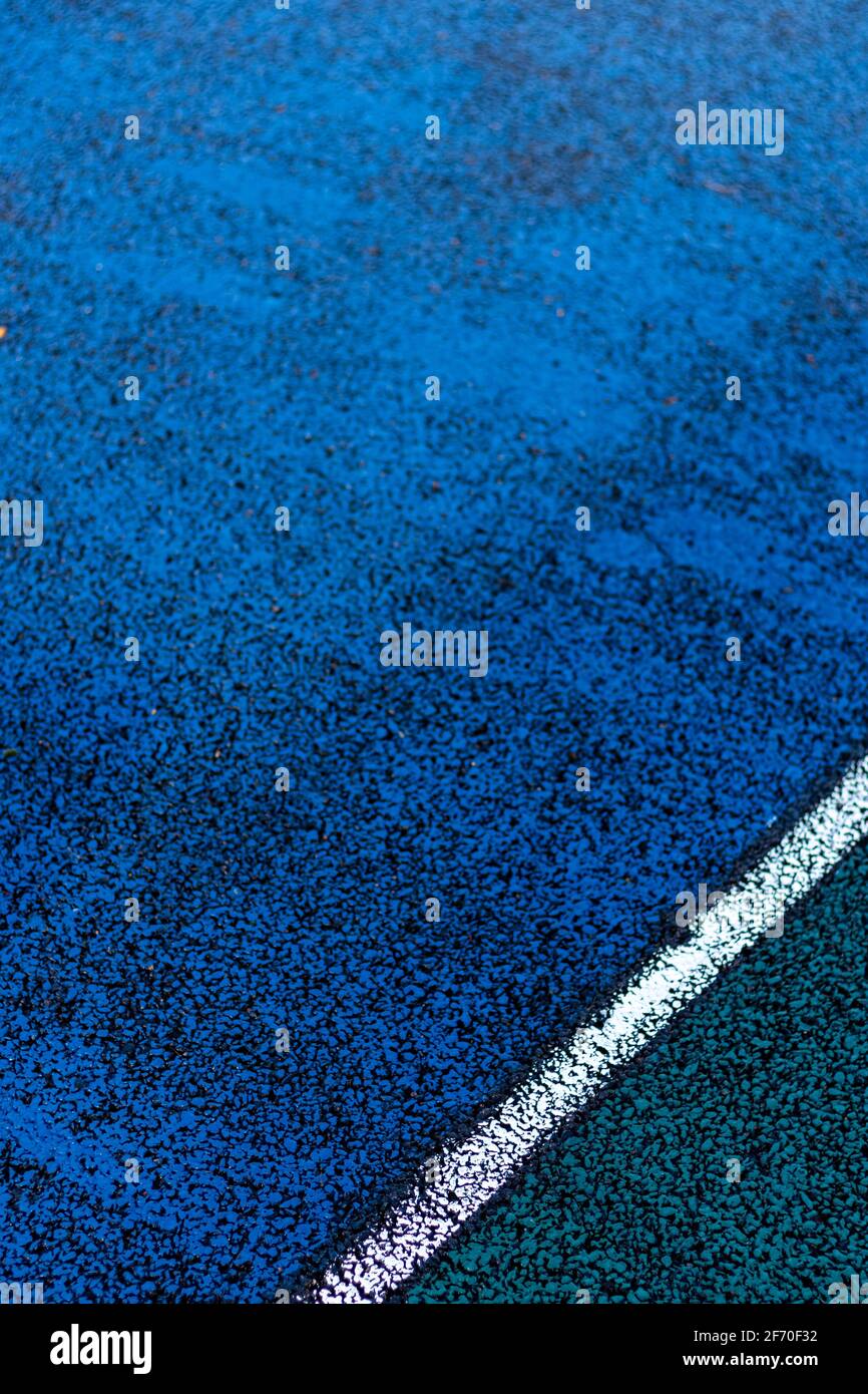 Bordatura su un campo da tennis in plastica dura Foto Stock