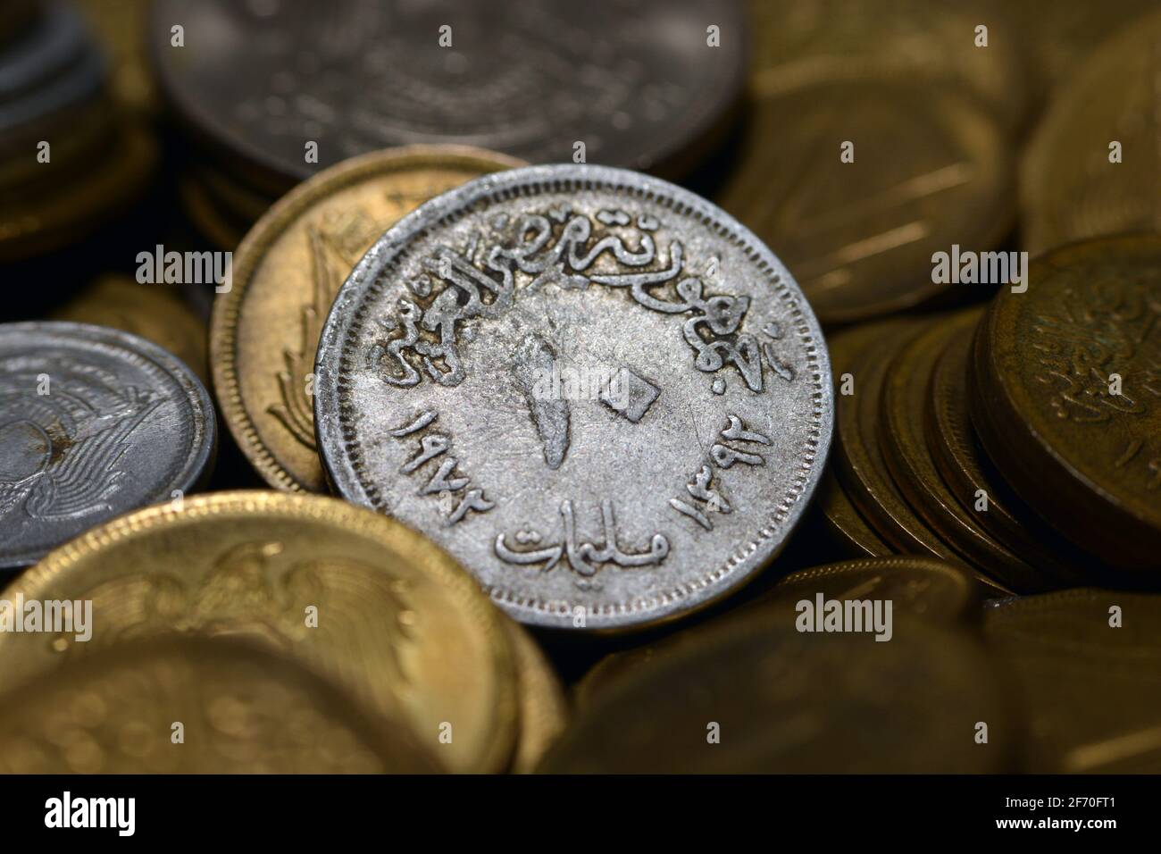 Dieci milliemi egiziani moneta 1972 (osserva il lato della moneta), vecchi soldi egiziani di 10 milliemi moneta, vintage retro, il fondo d'argento vecchia moneta. Foto Stock