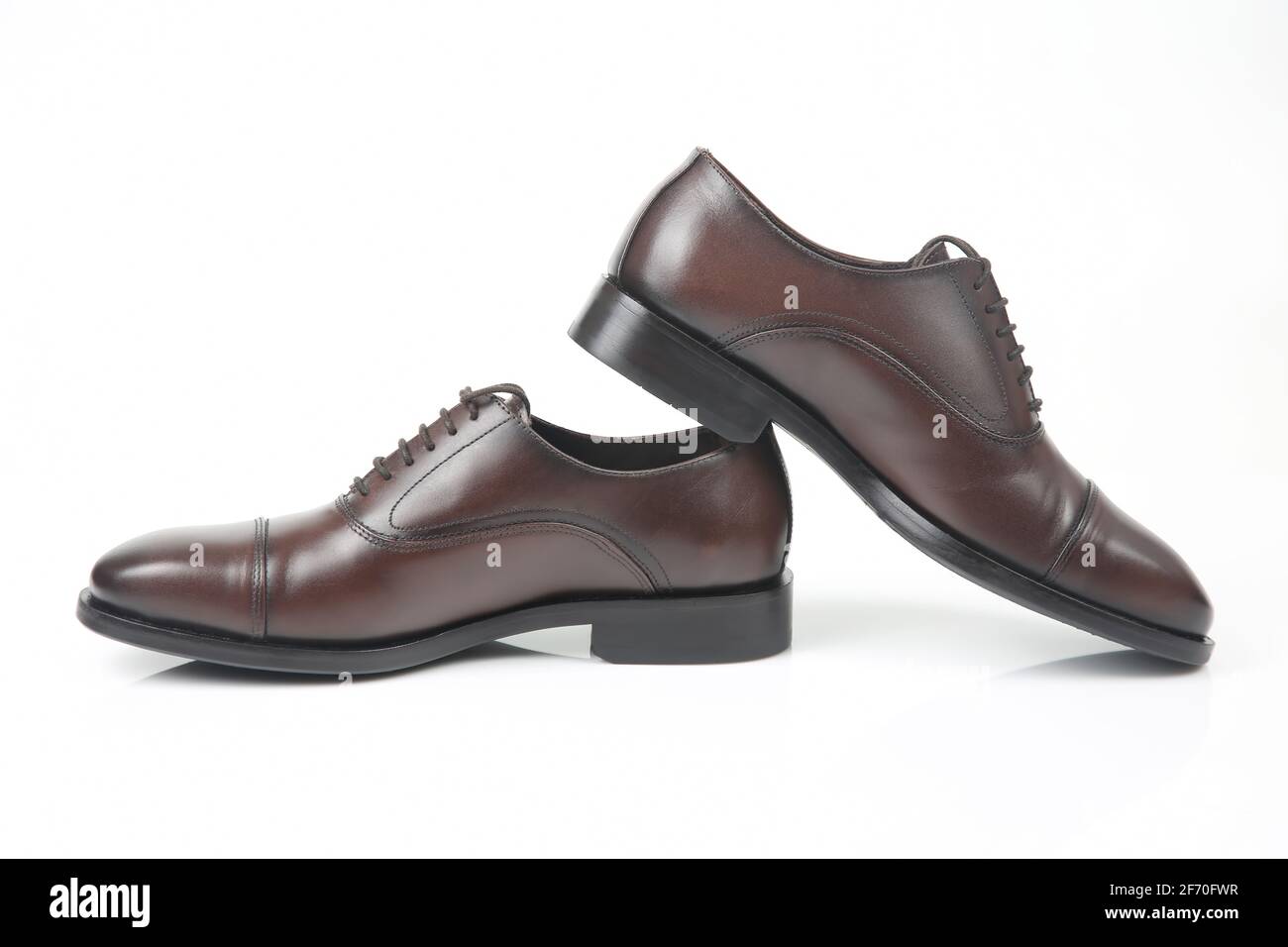 Scarpe Oxford classiche marroni da uomo su sfondo bianco. Scarpe in pelle  Foto stock - Alamy