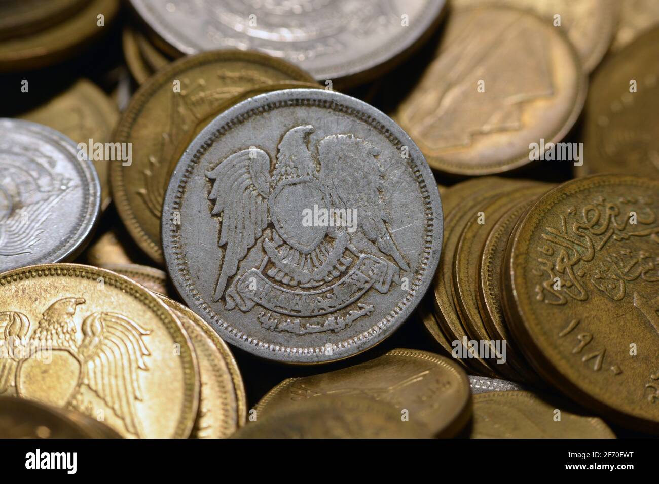 Dieci milliemi egiziani moneta 1972 (lato opposto della moneta), vecchi soldi egiziani di 10 milliemi moneta, vintage retro, il fondo d'argento vecchia moneta. Foto Stock