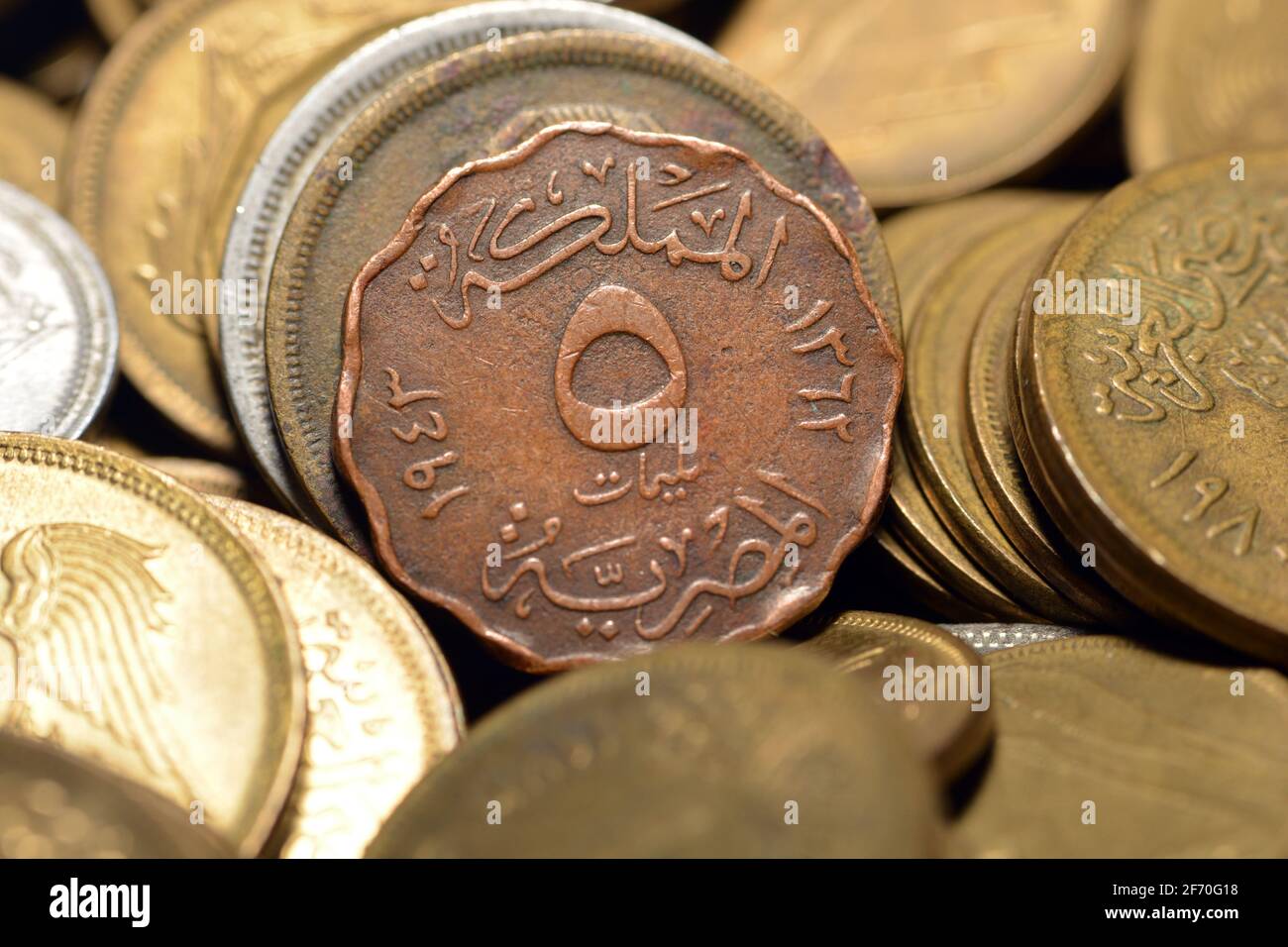 Cinque milliemi moneta 1943, vecchio denaro egiziano di 5 milliemi moneta la valuta del regno d'Egitto al tempo del re Farouk i d'Egitto e Sudan Foto Stock