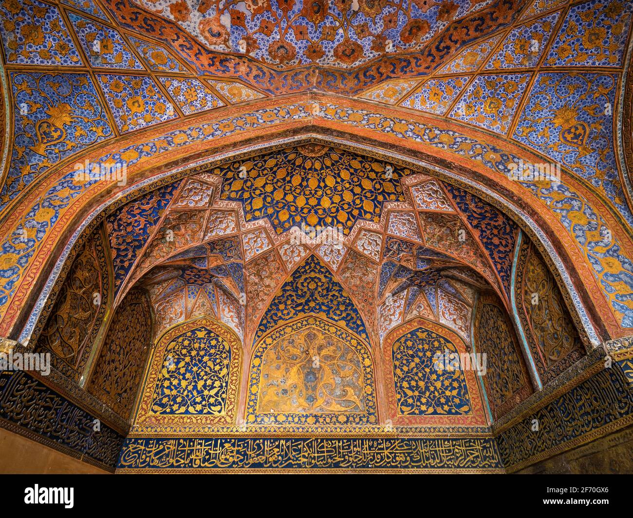 Interno colorato della tomba del 17 ° secolo di Akbar il Grande a Sikandra vicino ad Agra, Utttar Pradesh, India. Foto Stock