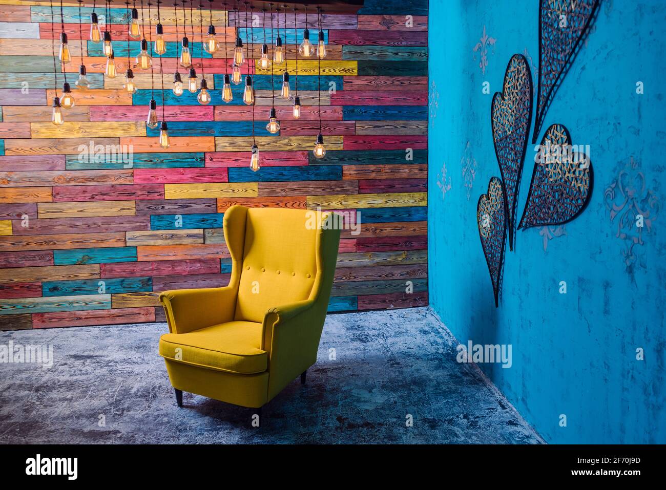 bella sala lounge, poltrona gialla, lampade e pareti decorate, interni  studio Foto stock - Alamy