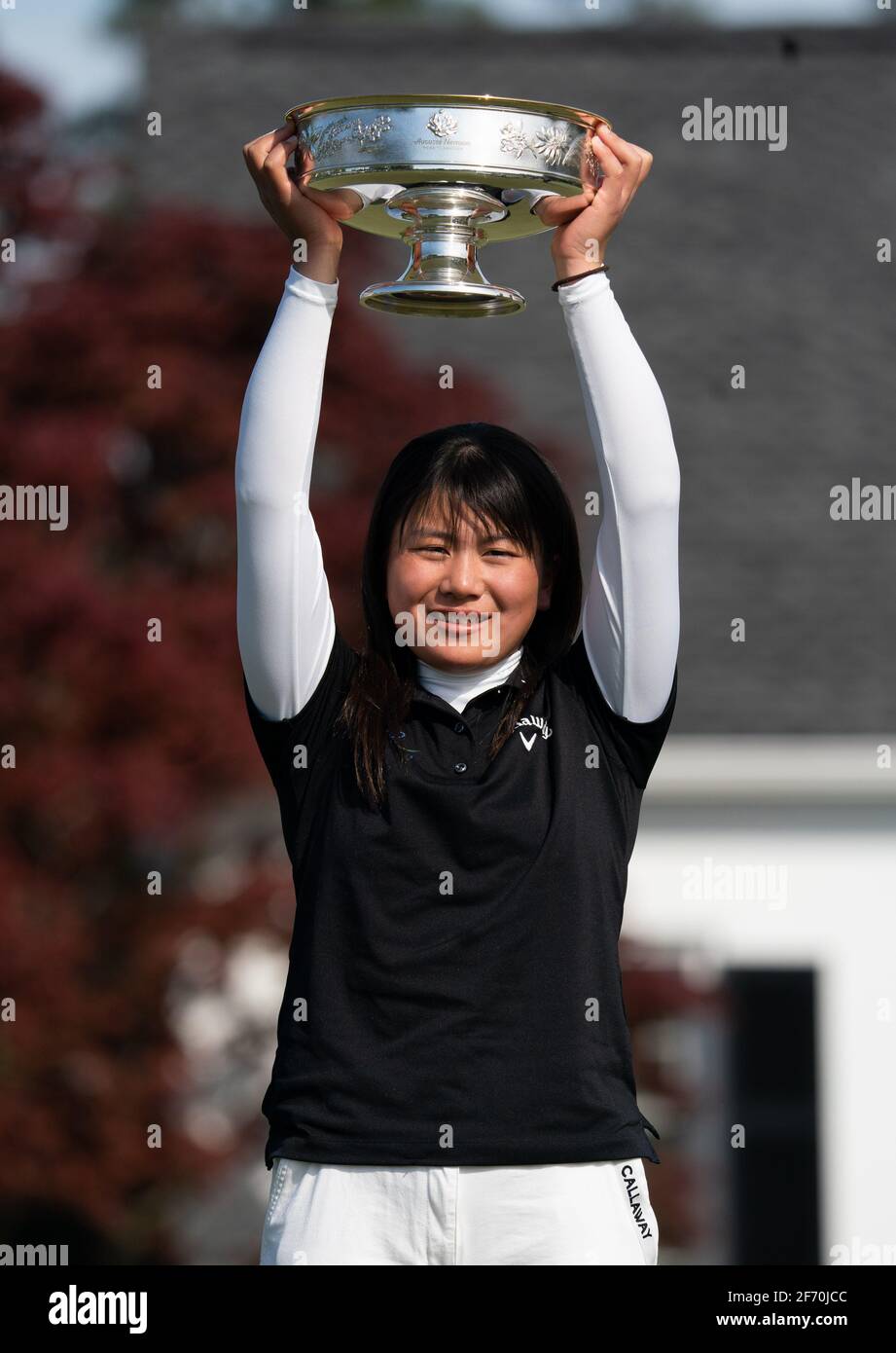 Washington, Stati Uniti. 03 Apr 2021. Tsubasa Kajitani del Giappone festeggia con il trofeo dopo aver disputato il Torneo Amatoriale Nazionale delle Donne di Augusta ad Augusta National ad Augusta, Georgia, sabato 3 aprile 2021. Foto di Kevin Dietsch/UPI Credit: UPI/Alamy Live News Foto Stock