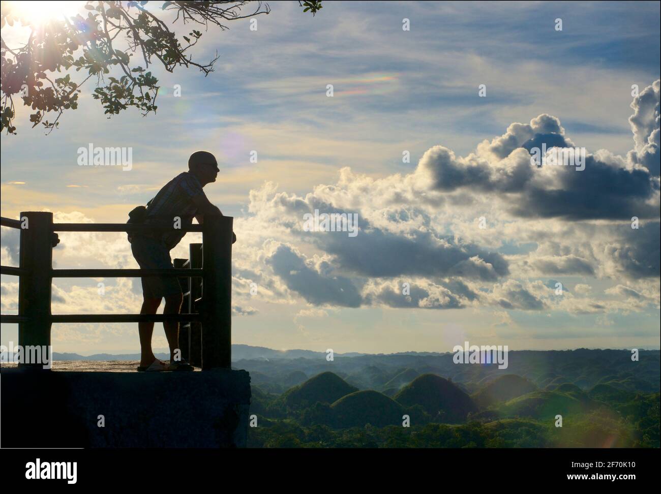 Silhouette di un visitatore del complesso paesaggistico di Chocolate Hills a Carmen, provincia di Bohol, Filippine, Sud Asia. Foto Stock