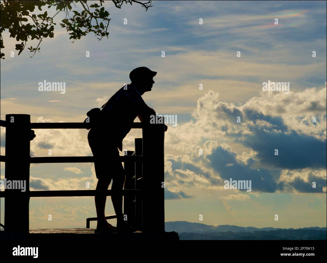 Silhouette di un visitatore del complesso paesaggistico di Chocolate Hills a Carmen, provincia di Bohol, Filippine, Sud Asia. Foto Stock