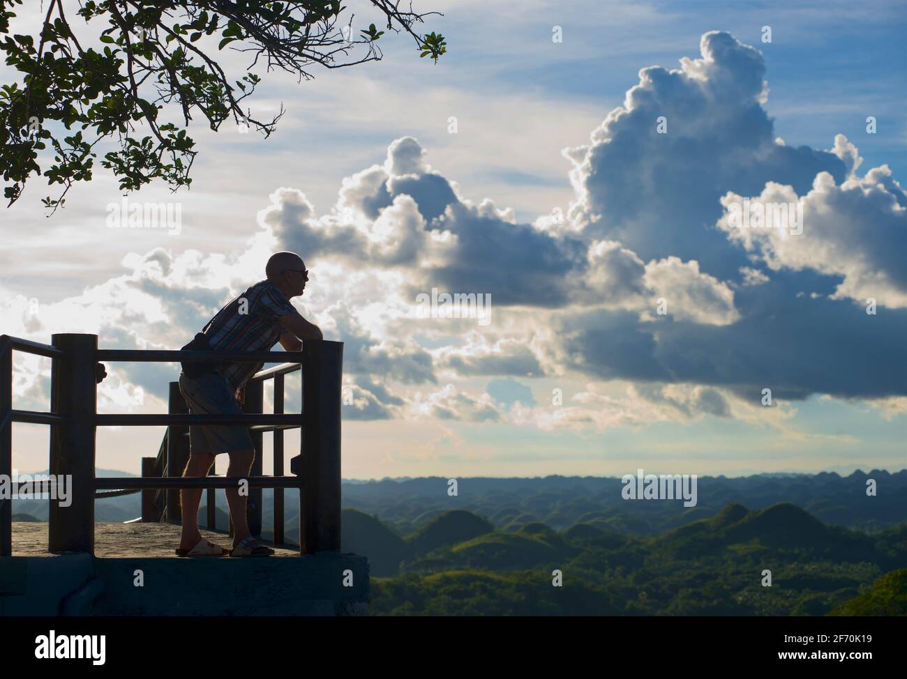 Silhouette di un visitatore del complesso paesaggistico di Chocolate Hills a Carmen, provincia di Bohol, Filippine, Sud Asia. Foto Stock