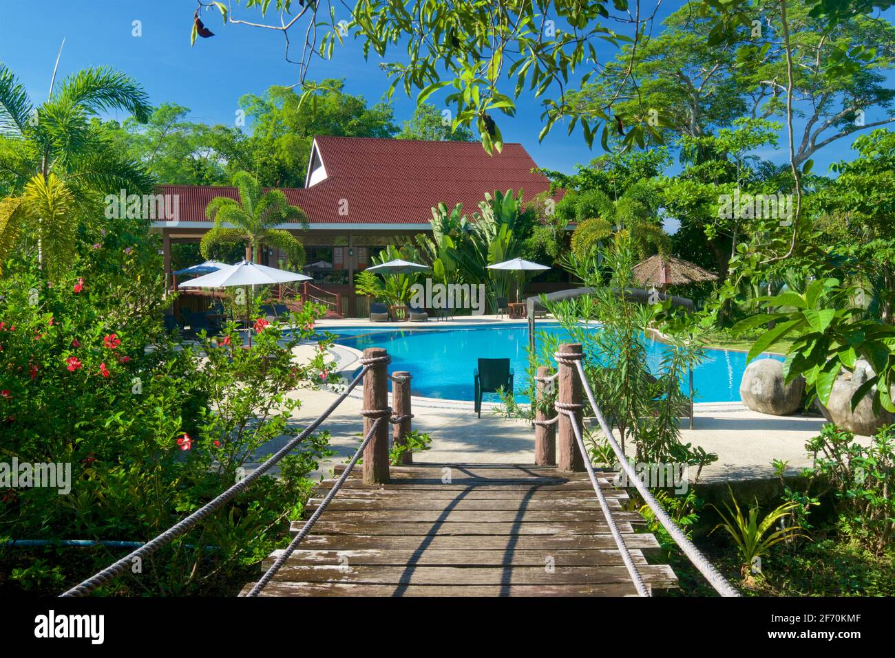 La piscina e i giardini del Loboc River Resort, Camayaan, Loboc, Bohol, Central Visayas, Filippo. Foto Stock