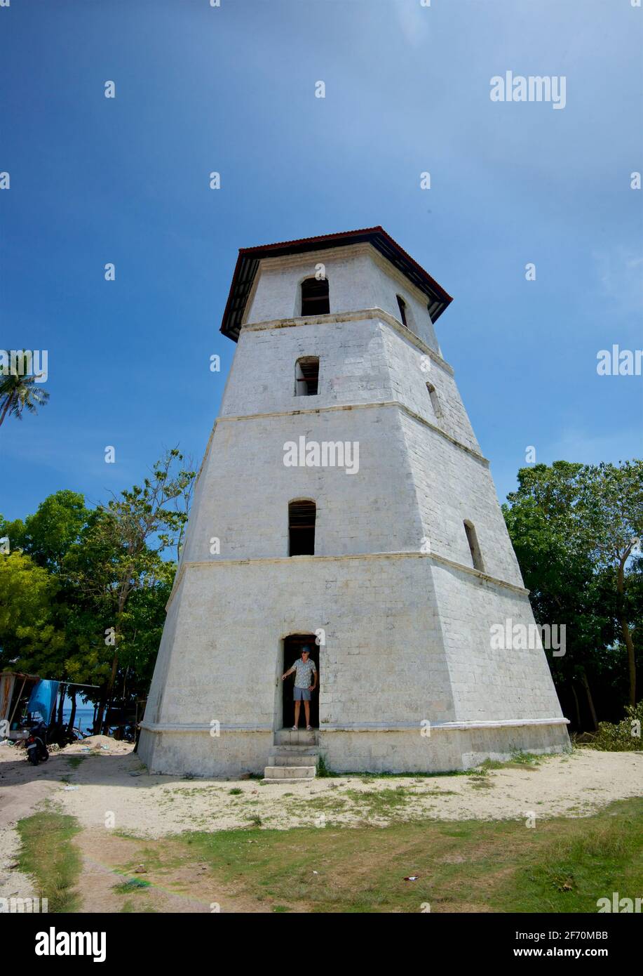 La torre campanaria o torre di guardia restaurata sull'isola di Panglao, Bohol, Filippine. Dietro la chiesa parrocchiale di Sant'Agostino, la torre esagonale a 1851 piani è considerata la più alta del suo genere nelle Filippine Foto Stock