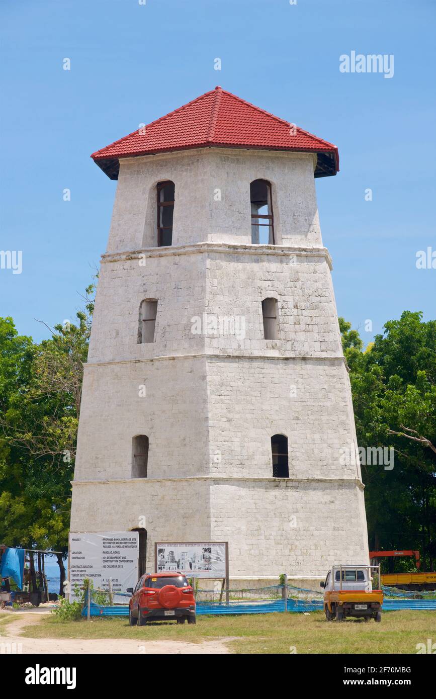 La torre campanaria o torre di guardia restaurata sull'isola di Panglao, Bohol, Filippine. Dietro la chiesa parrocchiale di Sant'Agostino, la torre esagonale a 1851 piani è considerata la più alta del suo genere nelle Filippine Foto Stock