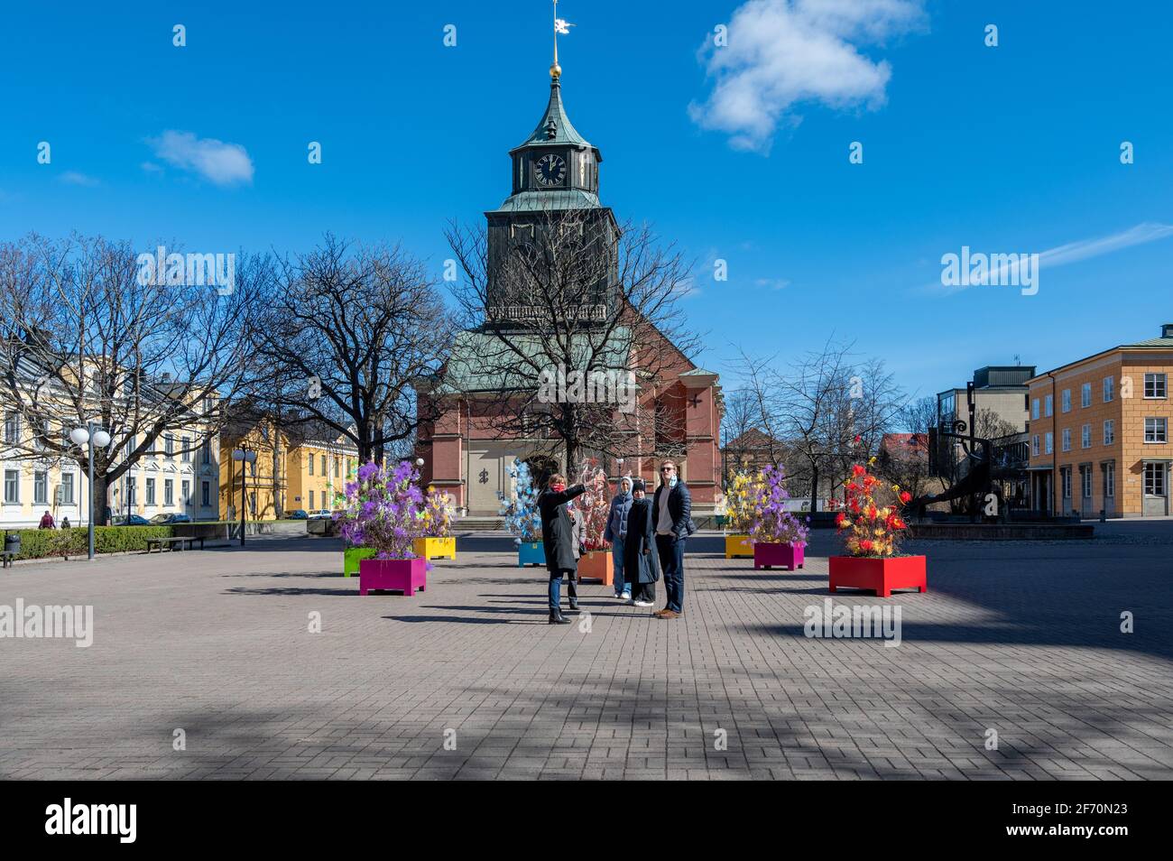 Decorazioni pasquali nella piazza tedesca di Norrkoping durante la primavera. Norrkoping è una storica città industriale. Foto Stock