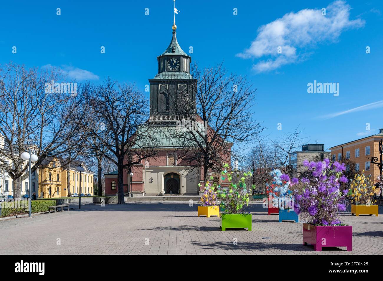Decorazioni pasquali nella piazza tedesca di Norrkoping durante la primavera. Norrkoping è una storica città industriale. Foto Stock