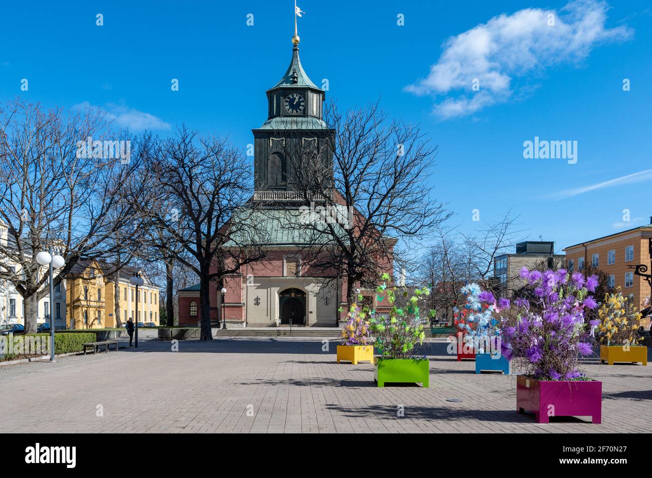 Decorazioni pasquali nella piazza tedesca di Norrkoping durante la primavera. Norrkoping è una storica città industriale. Foto Stock