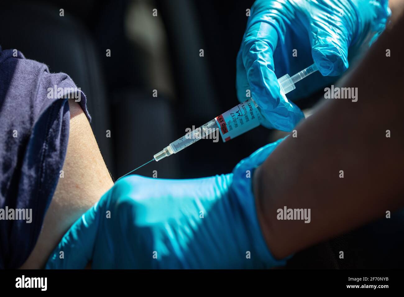 Una donna riceve un colpo di Covid-19 in un'unità di Sutter Health attraverso il sito di vaccinazione a Santa Cruz, California. 3 aprile 2021 Foto Stock