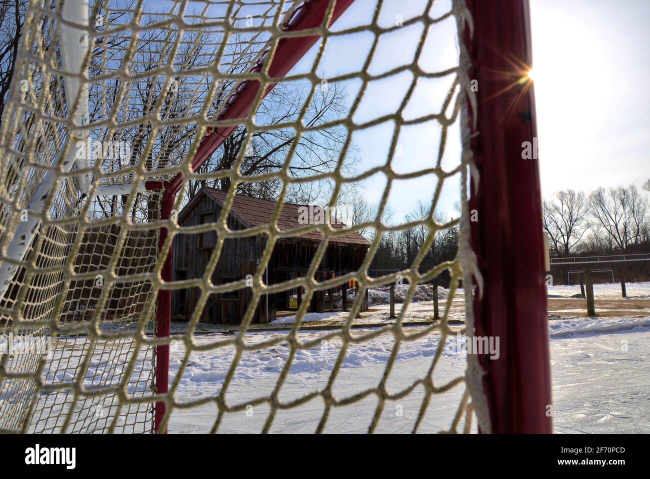 Lens flare nel parco con pista di hockey su ghiaccio Foto Stock