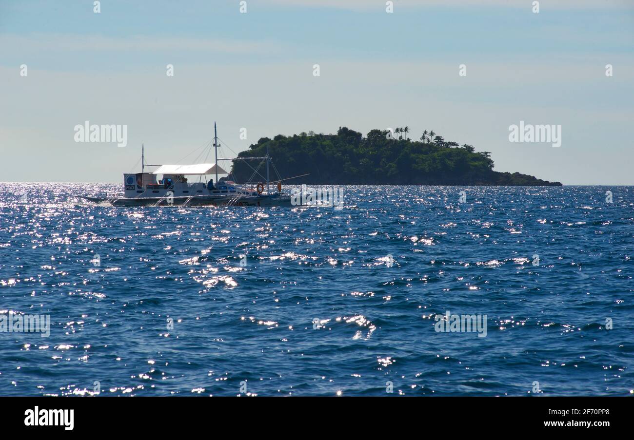 Il Mare di Visayan al largo dell'Isola di Cebu. Lasciando il porto di Maya e attraversando l'isola di Malapascua. Cebu, Filippine. Foto Stock