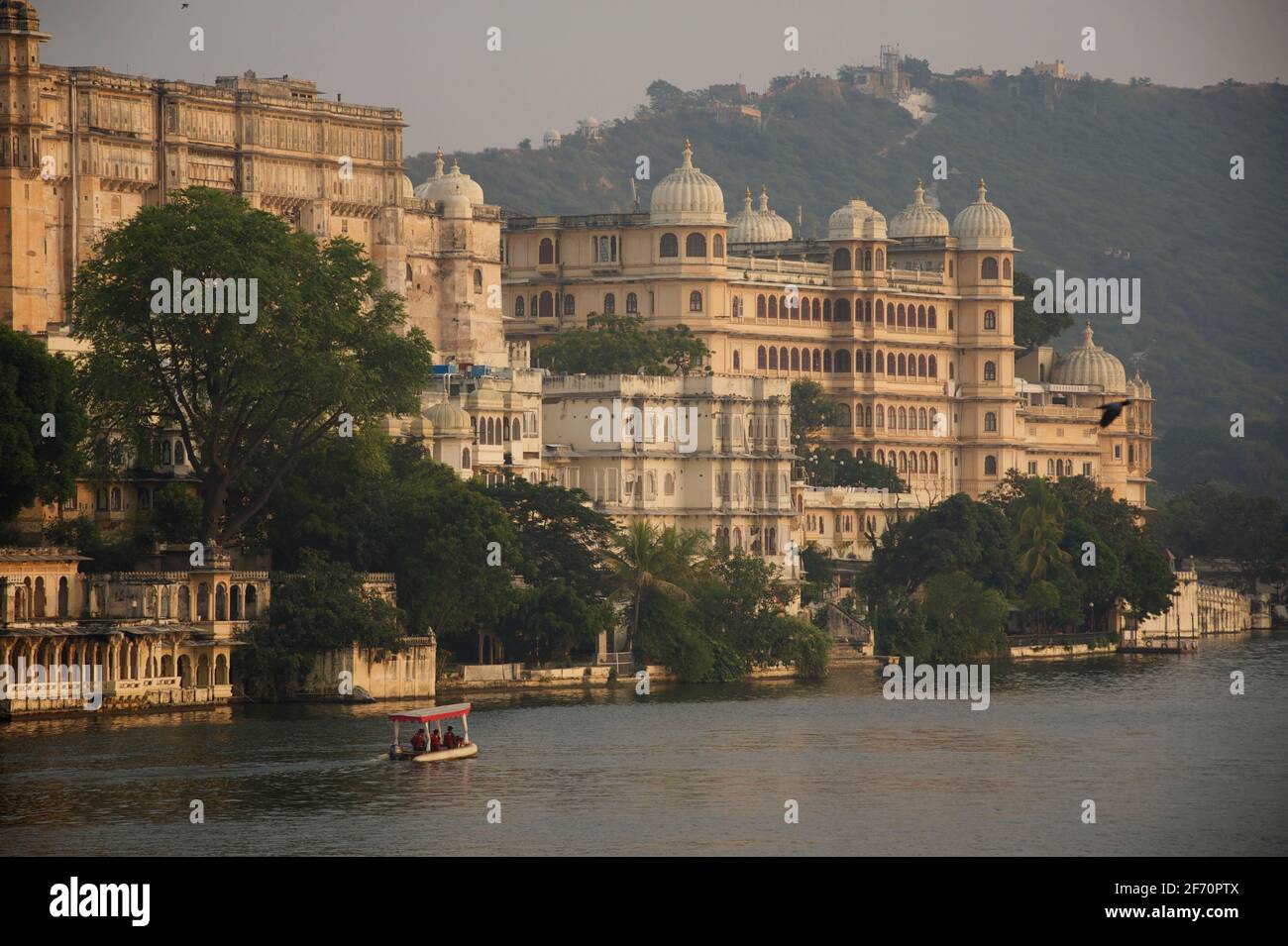 Vista di Udaipur e il palazzo della città dal Lago Pichola hotel. Rajasthan, India Foto Stock
