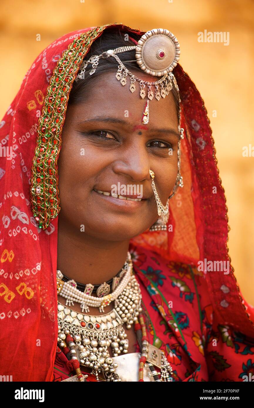Ritratto di una donna di Rajasthani distintivo di Rajasthani e gioielli, Jaisalmer, India Foto Stock