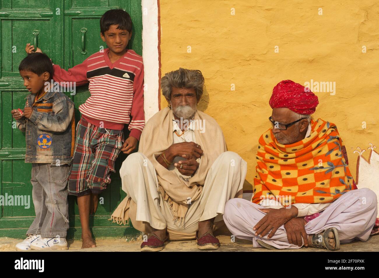 Rajasthani uomini e ragazzi, Lodurva, vicino Jaisalmer, Rajasthan, India. Foto Stock