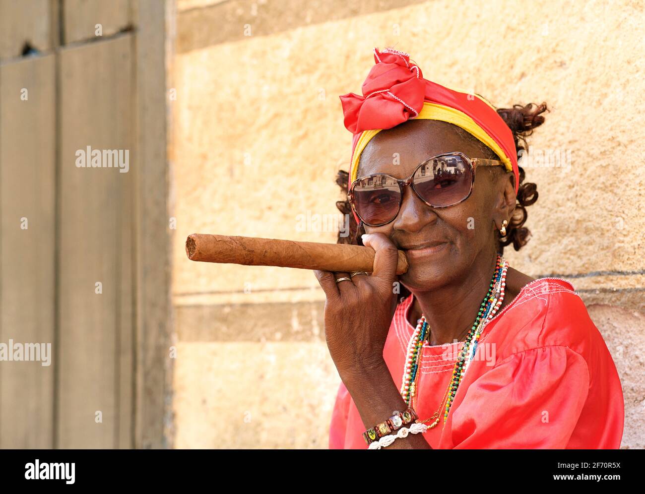 Donna cubana fumatrice di sigari. L'Avana. Habana, Cuba Foto Stock