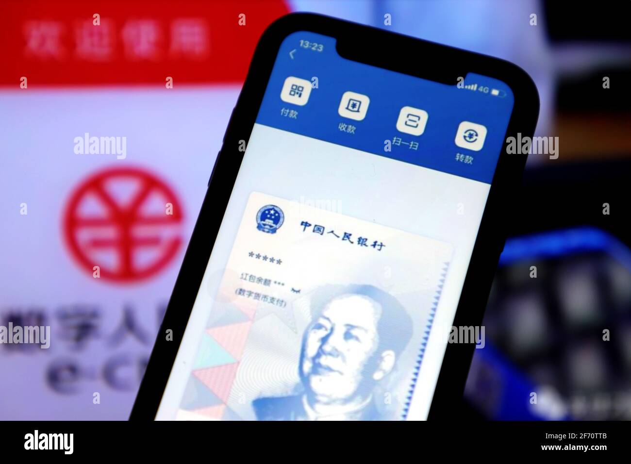 YICHANG, CINA- 2 APRILE 2021 - RMB digitale visualizzato sui telefoni  cellulari, Yichang City, Provincia di Hubei, Cina, 2 aprile, 2021. La  cerimonia di lancio del progetto pilota digitale RMB dell'Università di