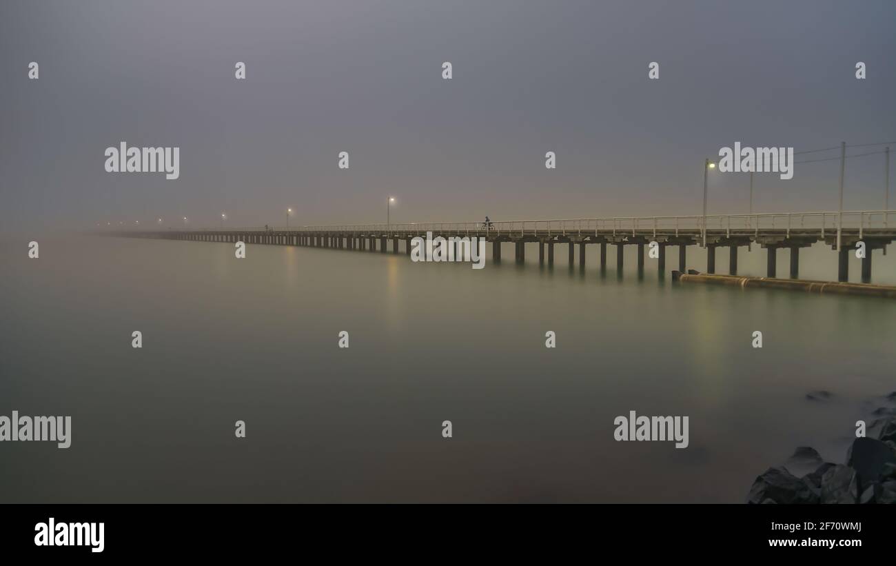 Mattina foggy al molo di Urangan a Hervey Bay, Queensland, Australia Foto Stock
