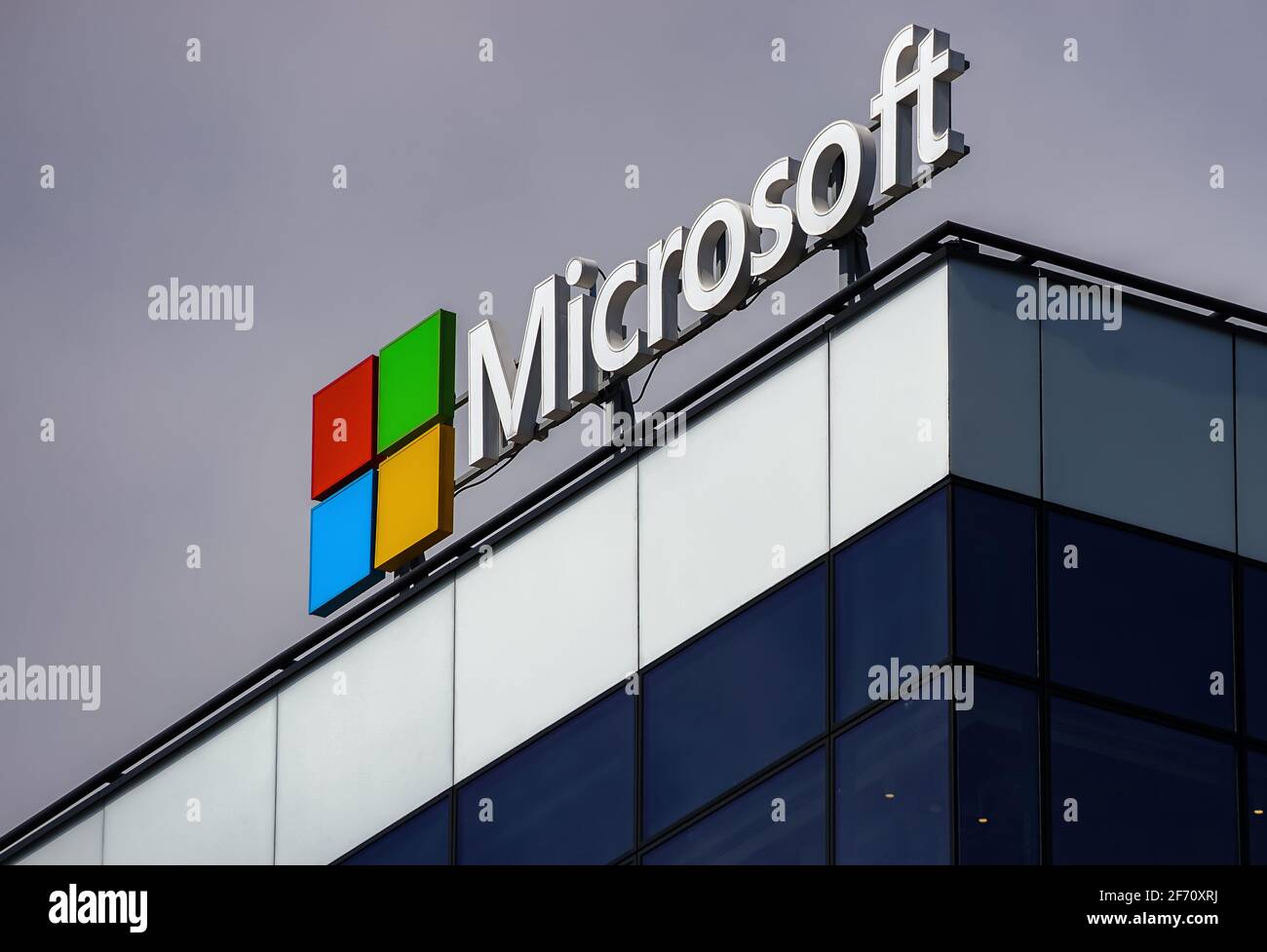 Bucarest, Romania - 29 marzo 2021: Il logo Microsoft è visto sopra la sua sede dal Campus 6 a Bucarest, Romania. Questa immagine è per editoria Foto Stock