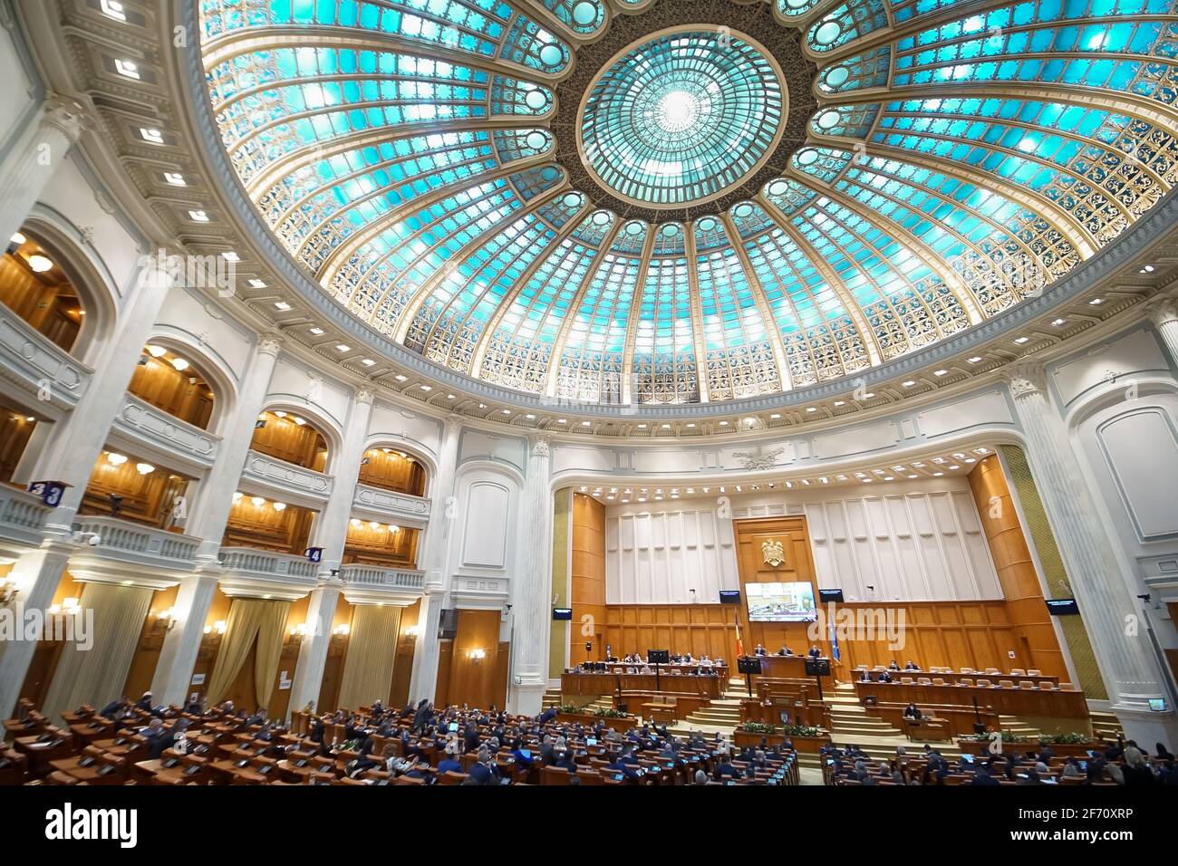 Bucarest, Romania - 24 marzo 2021: Riunione di lavoro dei deputati nella grande sala plenaria della Camera dei deputati del Parlamento rumeno, Foto Stock