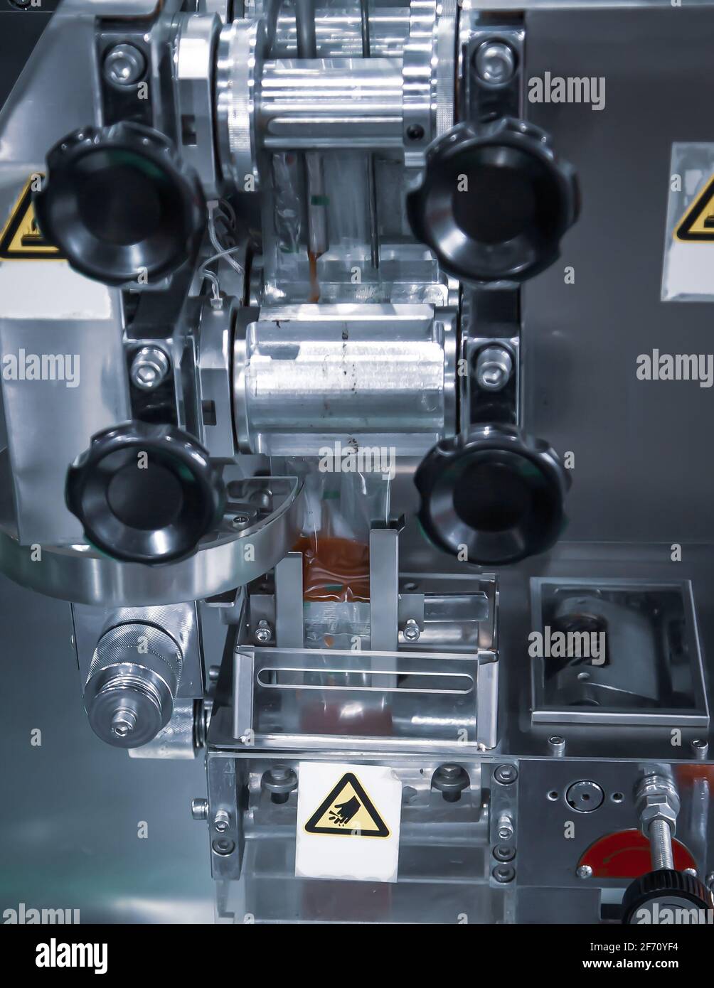Macchina automatica per il riempimento e la sigillatura di sacchetti verticali o sacchetti per industria alimentare Foto Stock