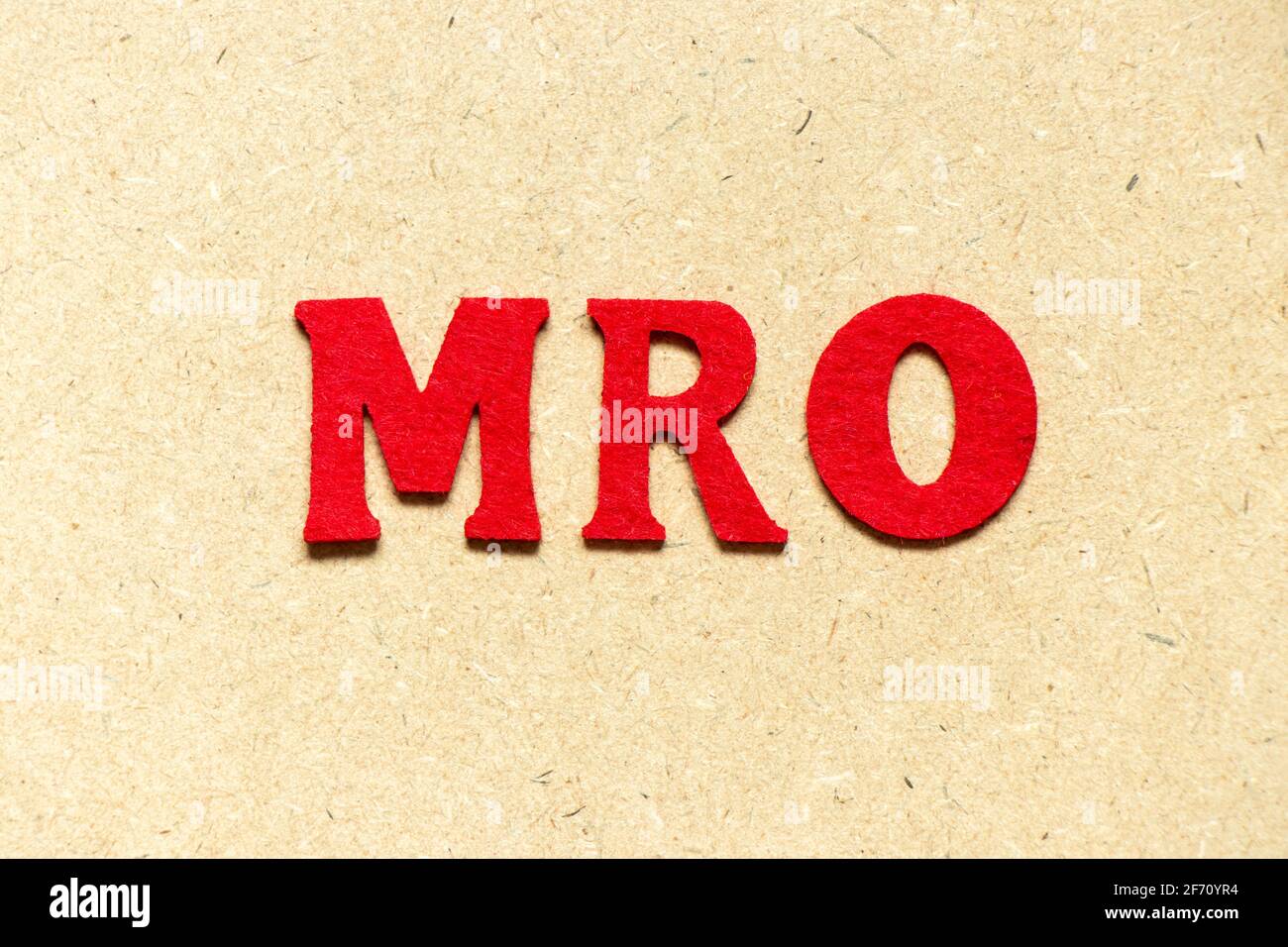 Lettera alfabetica in tessuto colorato con la parola MRO (abbreviazione di manutenzione, riparazione e revisione o manutenzione, Riparazione e operazioni) su sfondo di legno Foto Stock