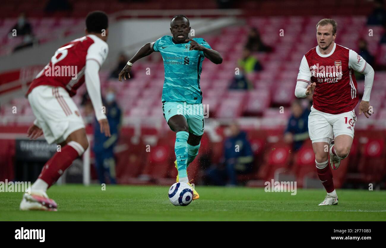 Londra, Regno Unito. 4 Apr 2021. Il Sadio Mane (C) di Liverpool compete durante la partita della Premier League tra Arsenal e Liverpool all'Emirates Stadium di Londra, Gran Bretagna, il 3 aprile 2021. Credit: Xinhua/Alamy Live News Foto Stock