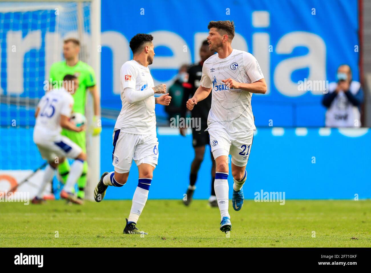 Leverkusen. 4 Apr 2021. Klaas-Jan Huntelaar (R) di Schalke 04 torna dopo aver segnato una partita di calcio tedesca tra Bayer 04 Leverkusen e FC Schalke 04 a Leverkusen, Germania, il 3 aprile 2021. Credit: Xinhua/Alamy Live News Foto Stock