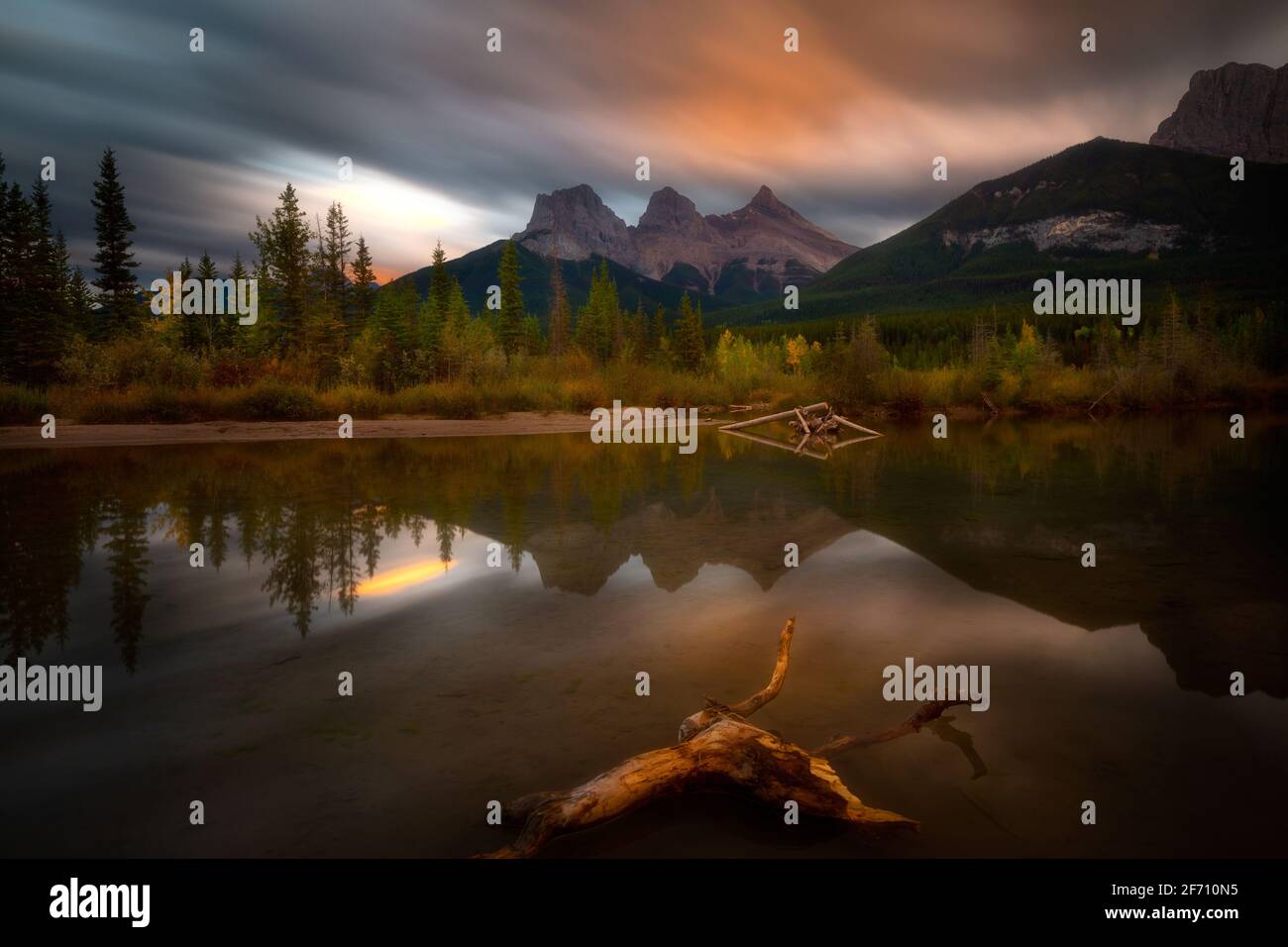 Le tre Sorelle sono un trio di cime vicino a Canmore, Alberta, Canada. Sono conosciuti individualmente come sorella grande, sorella di mezzo e sorella piccola. Foto Stock