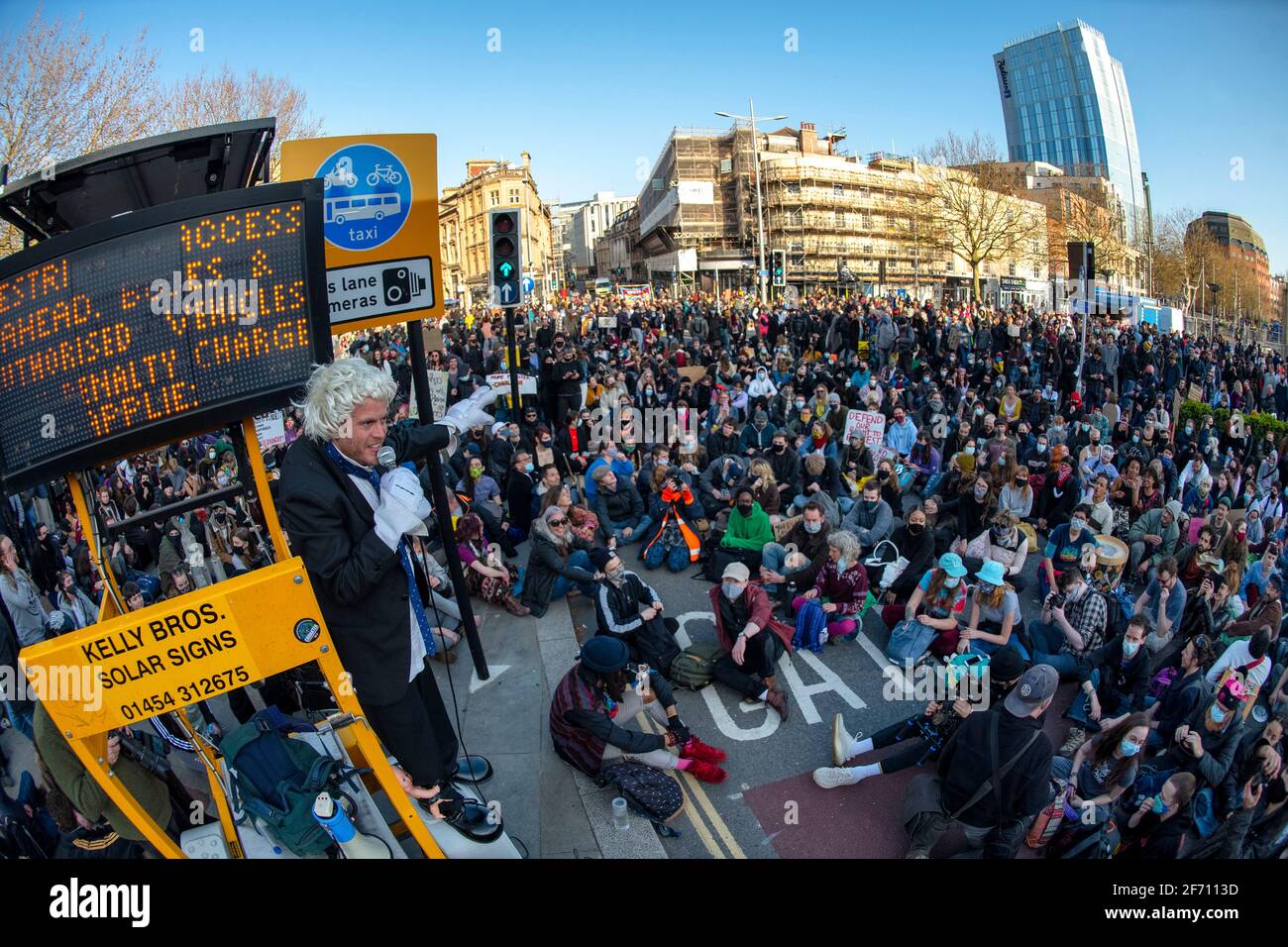 La gente partecipa a una protesta 'Kill the Bill' a Bristol contro la polizia, il crimine, la condanna e i tribunali Bill. Foto Stock