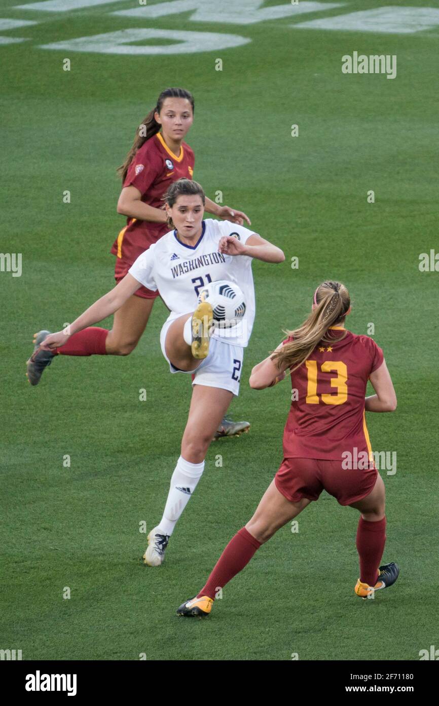 Il centrocampista di Washington Huskies Olivia Van der Jagt (21) controlla il Palla contro USC Trojans avanti Tara McKeown (13) durante un NCAA calcio femminile ma Foto Stock