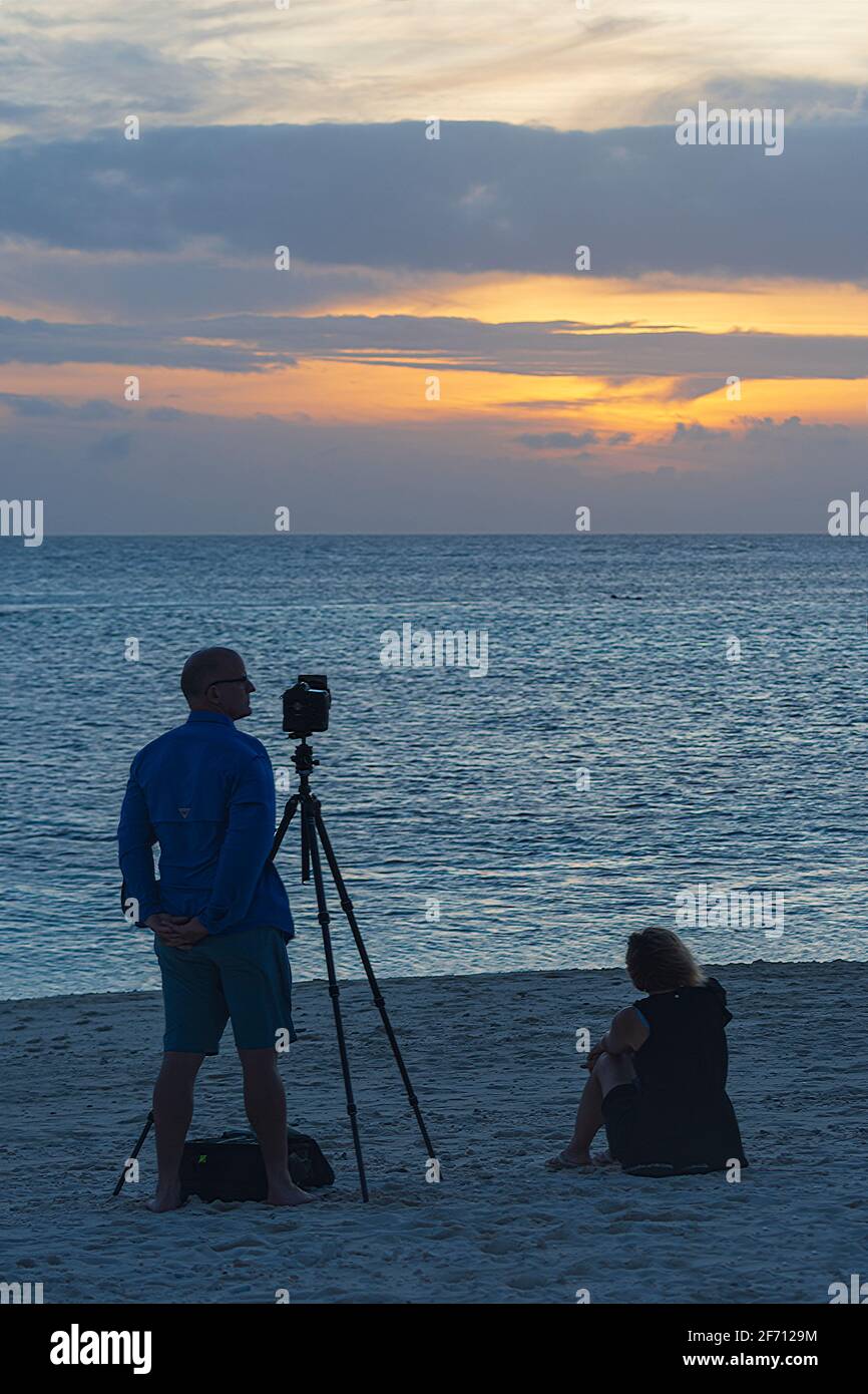 Fotografo che fotografa il tramonto dalla spiaggia, Heron Island, Southern Great Barrier Reef, Queensland, QLD, Australia Foto Stock