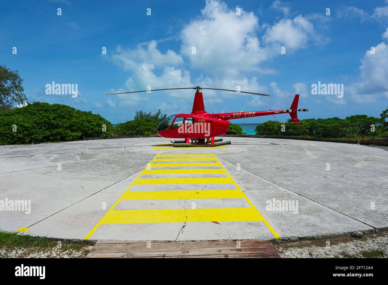 Elicottero Robinson R66 che trasporta i turisti a Heron Island, Southern Great Barrier Reef, Queensland, QLD, Australia Foto Stock