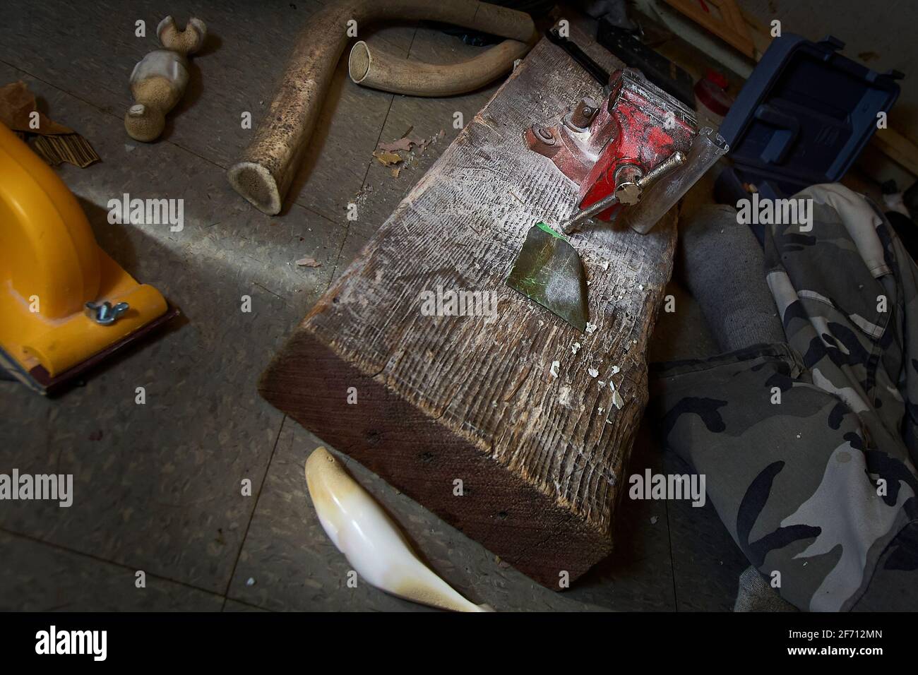Artista inuit che usa i normali strumenti di negozio per creare l'arte Foto Stock