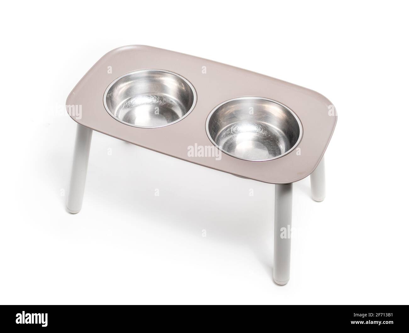 Stazione di alimentazione per cani da medi a grandi, con due ciotole in acciaio inox. Le ciotole elevate del cane riducono il dolore al collo e alla schiena e il rigurgito durante me Foto Stock