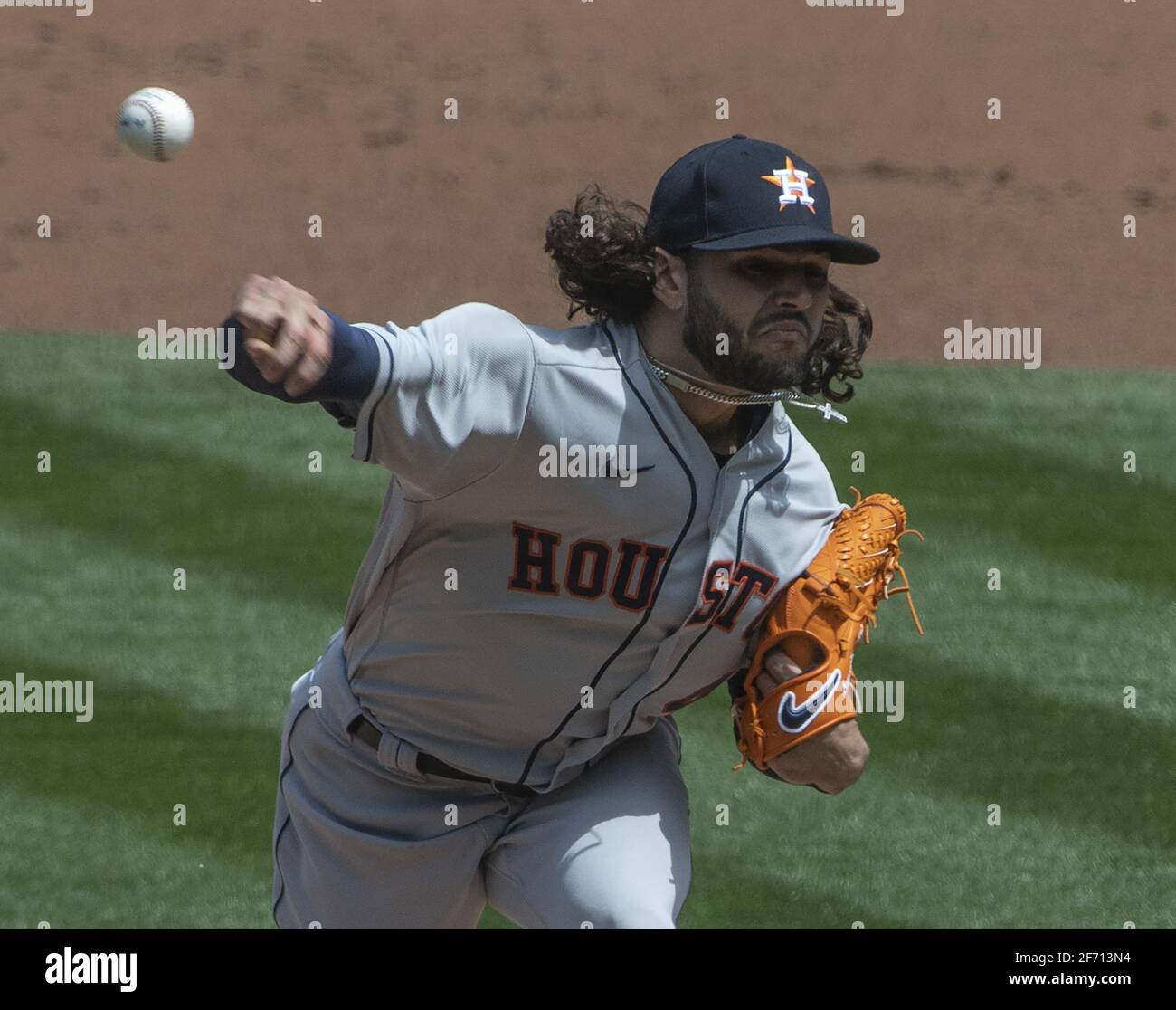 Oakland, Stati Uniti. 04th Apr 2021. Il lanciatore Lance McCullers Jr. (43) di Houston Astros lancia contro gli Oakland Athletics nel primo inning all'Oakland Coliseum di Oakland, California, sabato 3 aprile 2021. Gli Astros hanno sconfitto LA A's 9-1 e McCullers ha ottenuto la vittoria. Photo by Terry Schmitt/UPI Credit: UPI/Alamy Live News Foto Stock